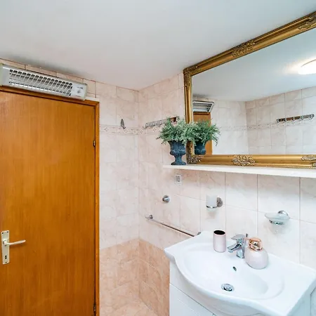 Plaza Apartment *